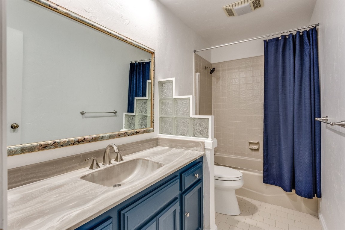 3904 Spyglass Road, Oklahoma City, OK 73120 full bathroom with oversized vanity, tile floors, shower / bath combination with curtain, and toilet