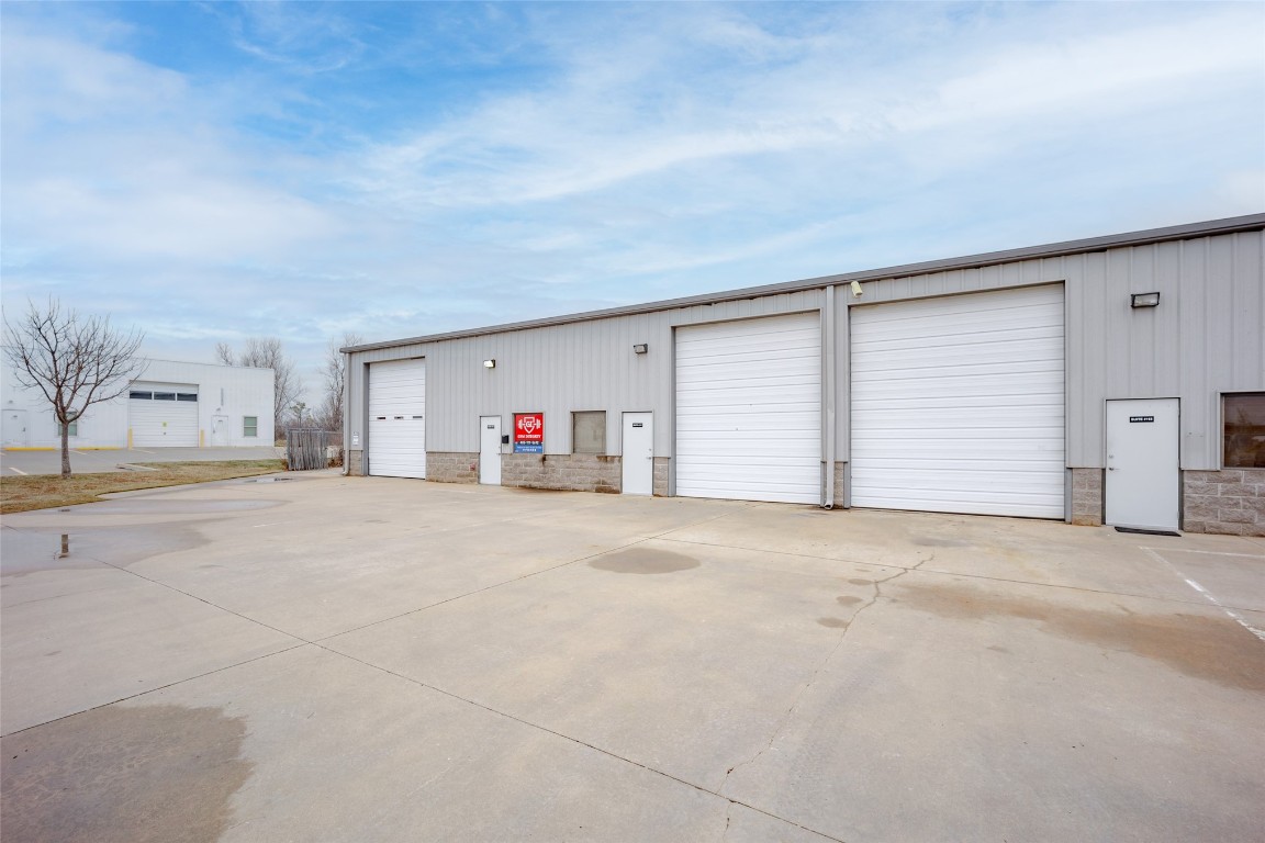Located at 2709 Bart Conner, Suite 101, this space includes a 242-square-foot office, an ADA-compliant restroom, and a 1133-square-foot warehouse. The warehouse has a 12' x 14' overhead door with an operator, unit heater, LED lighting, and a 16-foot clearance height. 

The space includes four parking spaces, and a minimum lease term of three years is required. Don't miss this opportunity! $12 SF/YR + CAM

*Quoted rate applies to the first year. CAM or NNN fees, if applicable, recalculated in January.