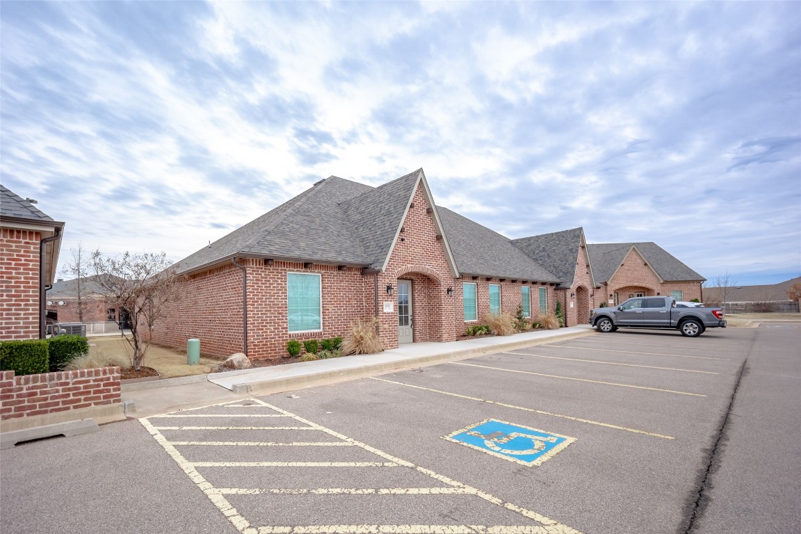 Don't miss out on this fantastic office lease opportunity in the prime location of West Norman. This newly constructed office space is ready for immediate move-in, offering a fresh and modern environment for your business.

With a total of 7 private offices, 2 conference rooms, a spacious break room, two restrooms, and a welcoming receptionist area upon entering the building, this space is designed to meet all your professional needs. $18 SF/YR + NNN