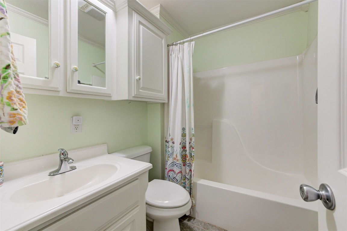 10774 S Pine Street, Guthrie, OK 73044 full bathroom with toilet, shower / bath combination with curtain, oversized vanity, and crown molding