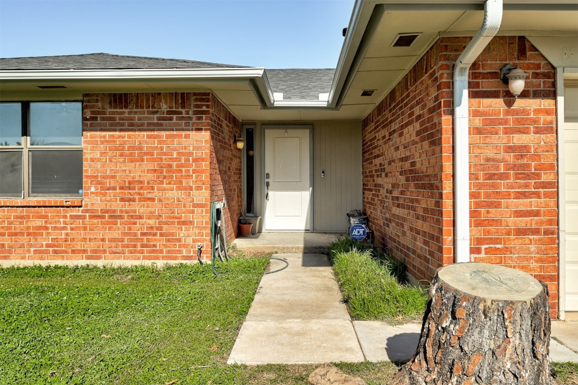 10101 Southridge Drive, Oklahoma City, OK 73159 doorway to property featuring a yard
