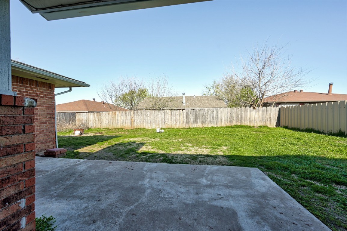 10101 Southridge Drive, Oklahoma City, OK 73159 view of yard with a patio area