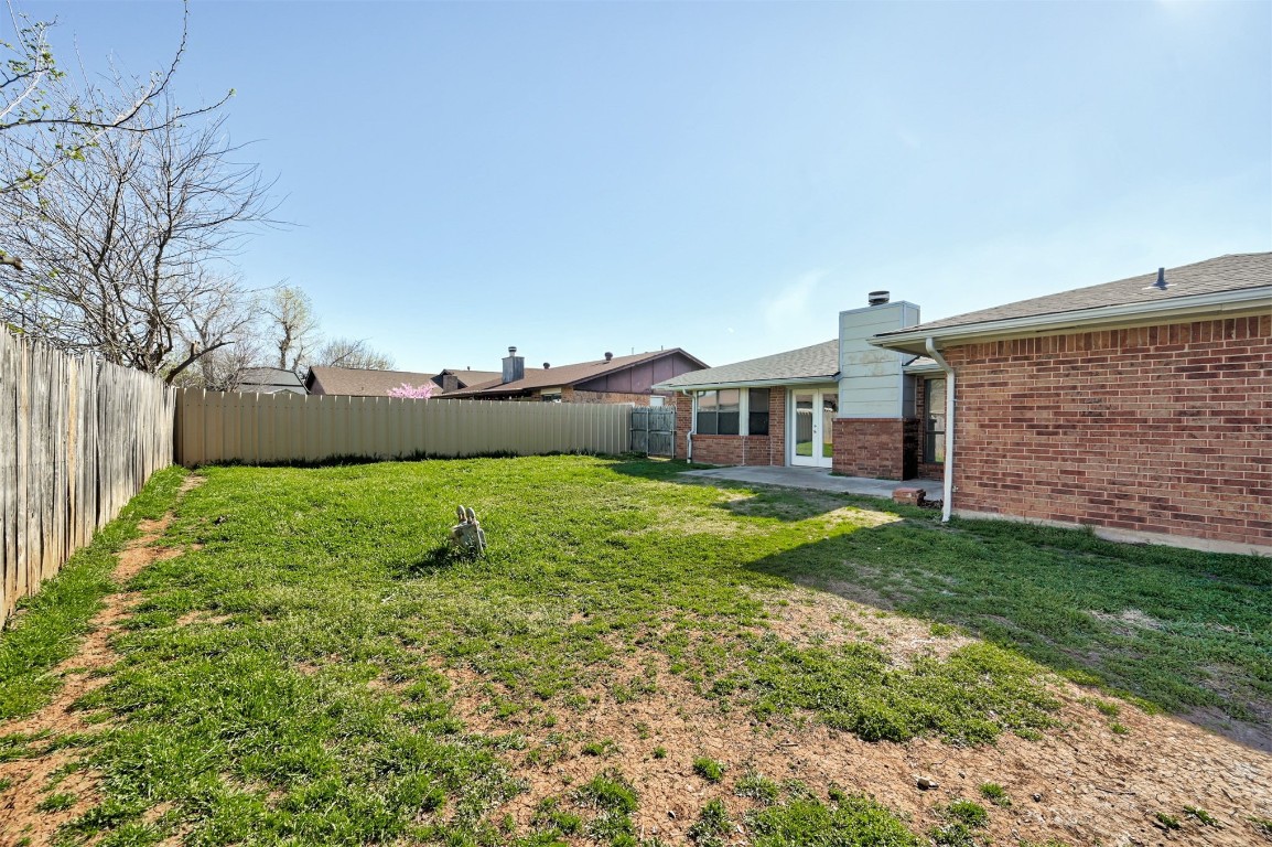 10101 Southridge Drive, Oklahoma City, OK 73159 view of yard with a patio