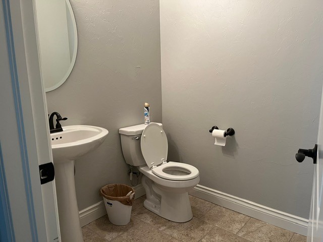 5600 Montford Way, Choctaw, OK 73020 bathroom with toilet, sink, and tile floors