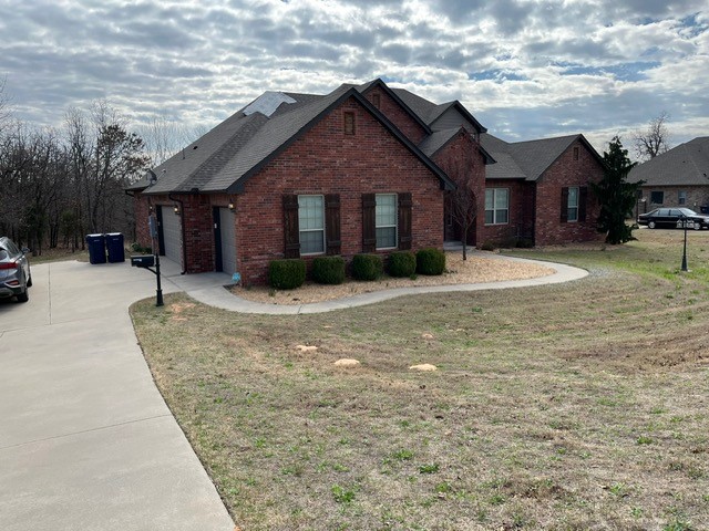 5600 Montford Way, Choctaw, OK 73020 single story home featuring a front lawn and a garage