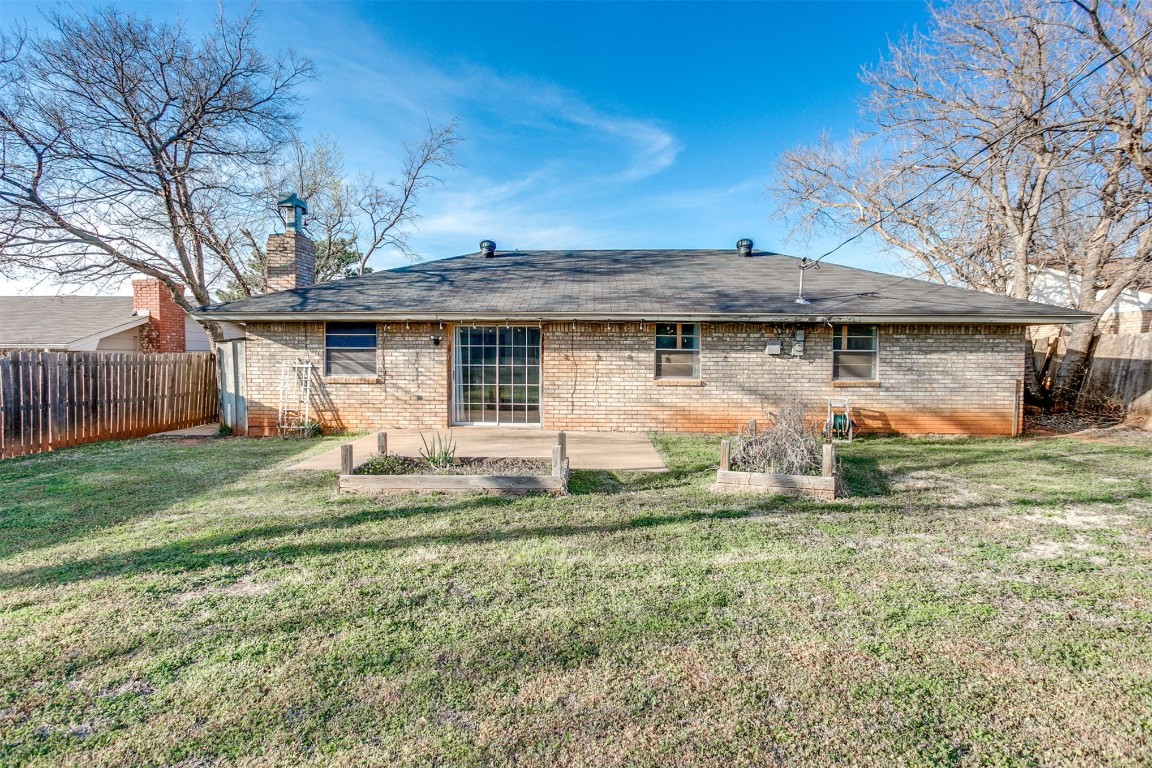 5504 NW 67th Street, Warr Acres, OK 73132 back of house featuring a patio and a yard