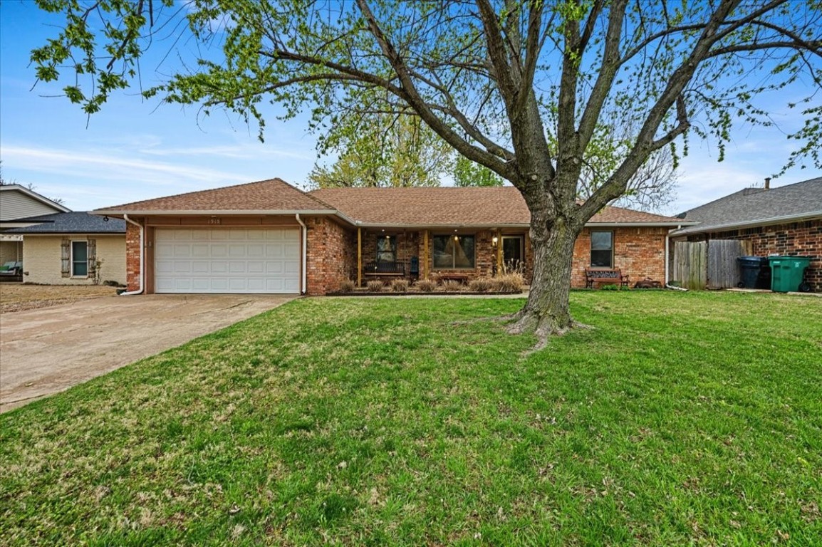1915 Lankestar Way, Yukon, OK 73099 single story home featuring a front lawn and a garage