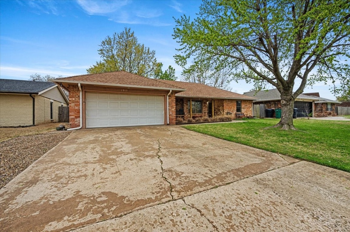 1915 Lankestar Way, Yukon, OK 73099 ranch-style house featuring a front yard and a garage