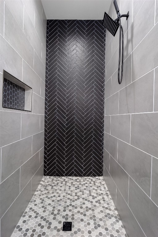 1383 S Gabes Court, Mustang, OK 73064 bathroom featuring a tile shower