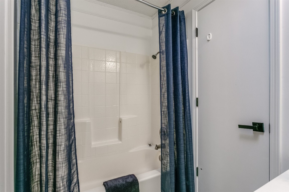 15124 Todd Way, Oklahoma City, OK 73170 bathroom featuring shower / bathtub combination with curtain