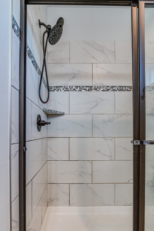 320 Maple Drive, Guthrie, OK 73044 bathroom featuring a tile shower