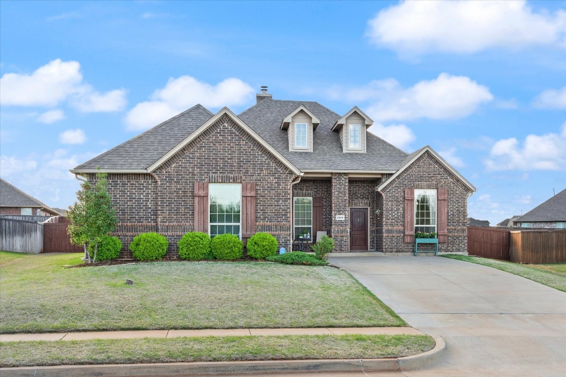 2525 Foxglove Lane, Edmond, OK 73013 view of front of property with a front yard