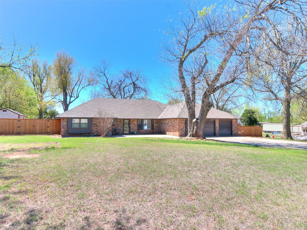 1738 W Rose Oak Drive, Mustang, OK 73064 ranch-style home with a front yard