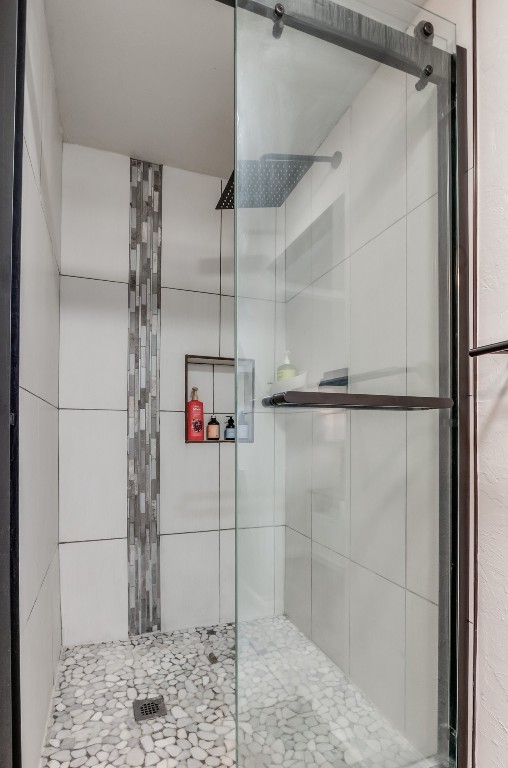 2736 Pembroke Terrace, Oklahoma City, OK 73116 bathroom featuring an enclosed shower
