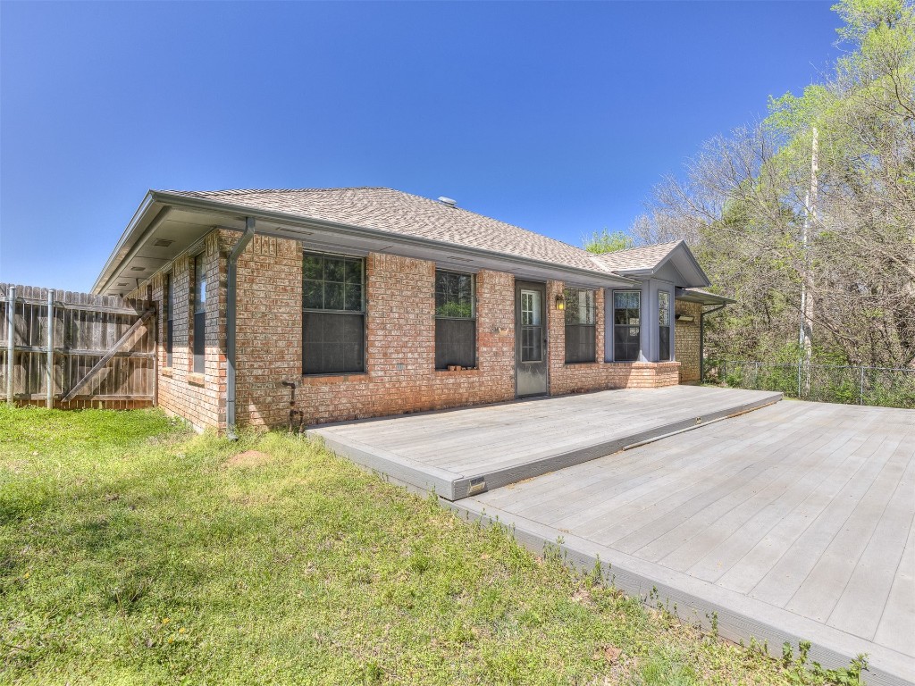 100 Parkdale Court, Noble, OK 73068 ranch-style home featuring a front yard and a patio area