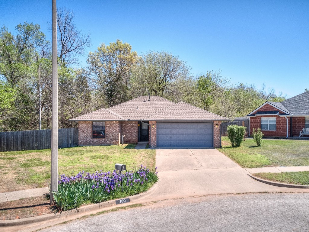 100 Parkdale Court, Noble, OK 73068 ranch-style home with a front yard and a garage