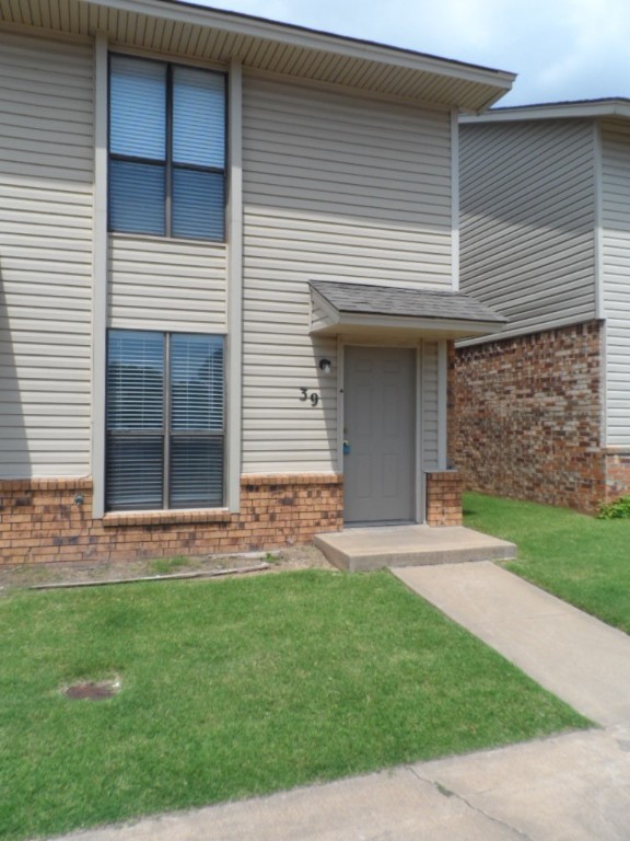 Nice 2 bedroom 1 1/2 bath townhome with all kitchen appliances, washer/dryer hook ups, central heat and air, and a fenced yard.  Recently remodeled.
Close to campus, restaurants, clubs, etc.   
List broker is an owner of this home with real estate license #071687.