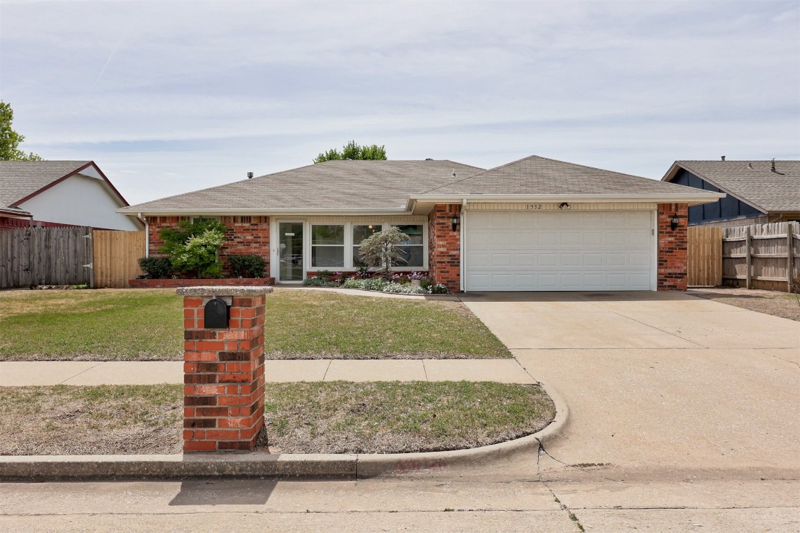 1332 NW 6th Place, Moore, OK 