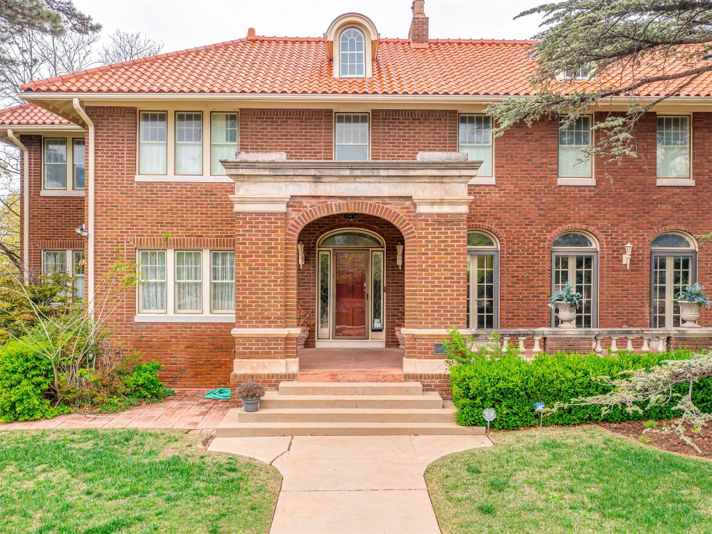 Built in 1922, this stunning Italianate home is on one of the best corners in the historic Heritage Hills neighborhood. With over 4100 square feet of main living spaces and a 672 square foot, partially finished basement, there are countless options to make it the family home of your dreams. Make sure you don’t miss the opportunity to see this beautiful home today!