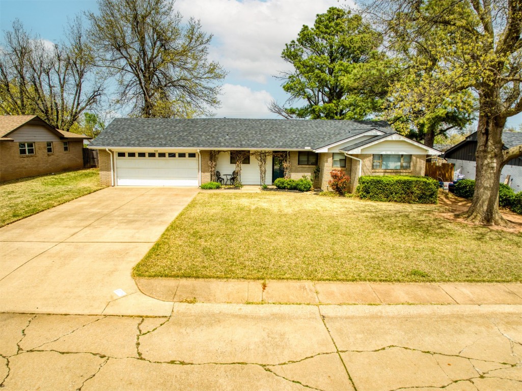 608 Skyline Drive, El Reno, OK 73036 single story home featuring a front yard and a garage