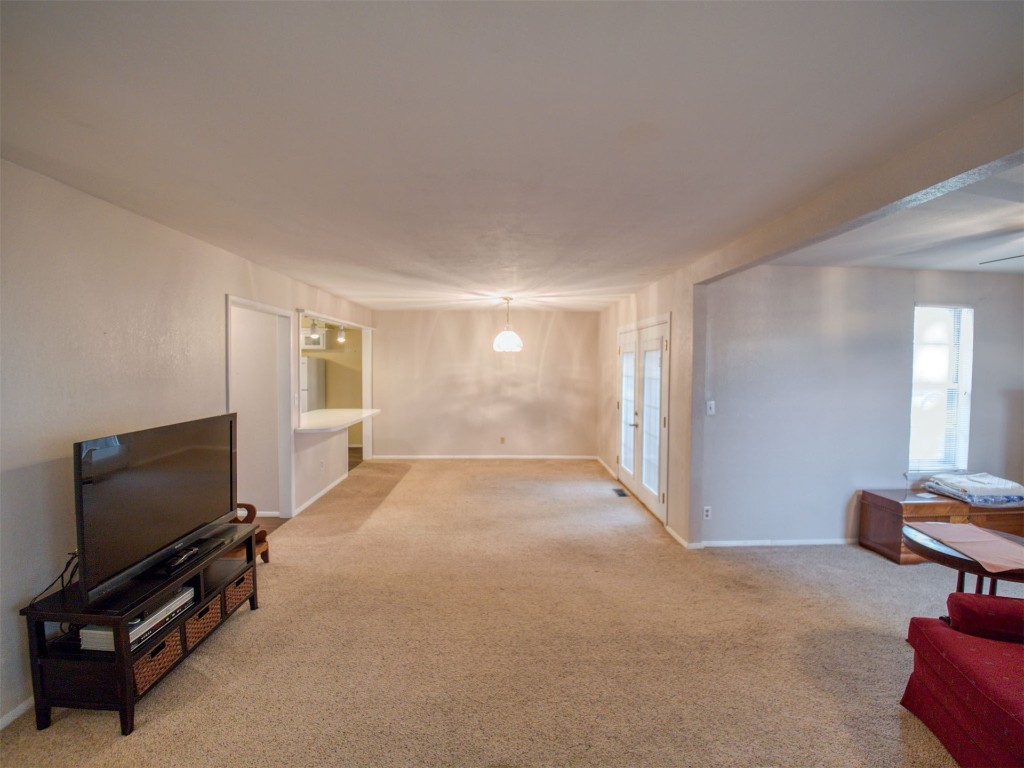 608 Skyline Drive, El Reno, OK 73036 living room with light carpet