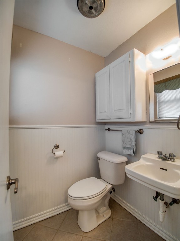 608 Skyline Drive, El Reno, OK 73036 bathroom featuring tile flooring, toilet, and sink