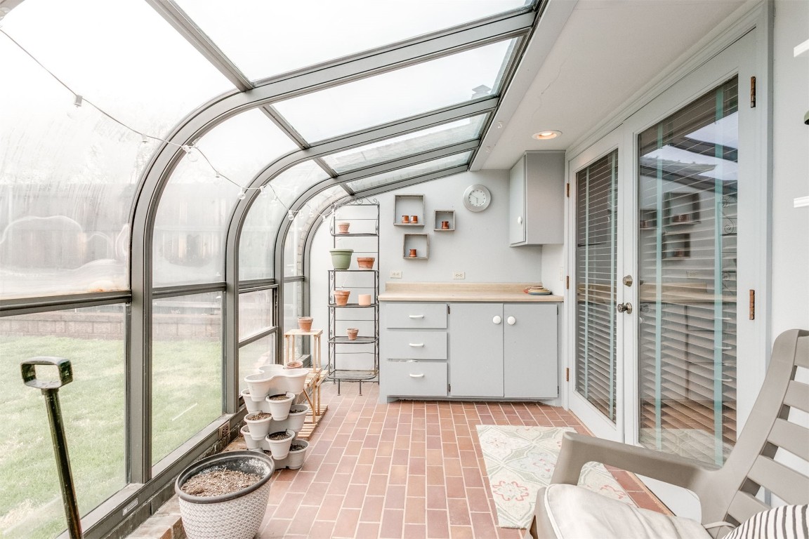 6201 Inland Road, Warr Acres, OK 73132 unfurnished sunroom with vaulted ceiling