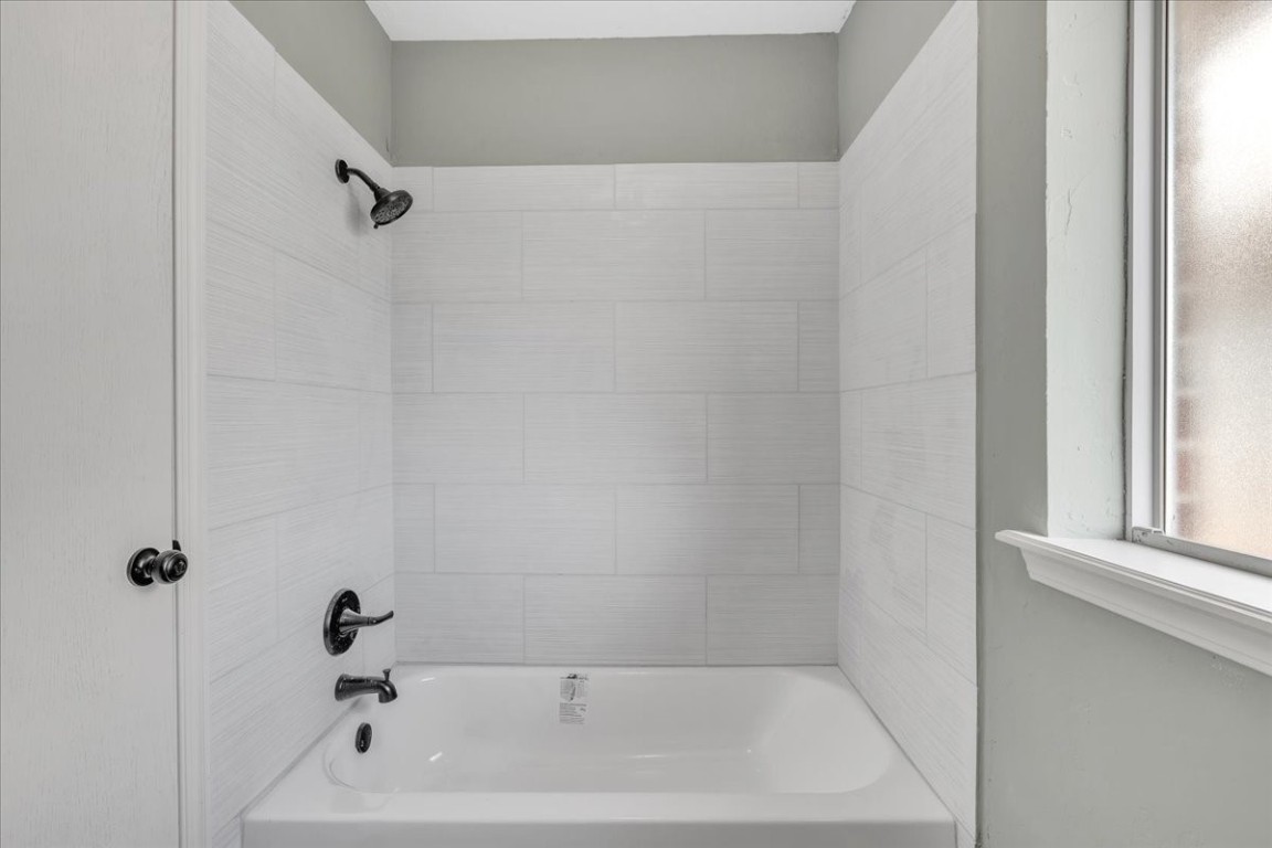 12824 Knight Hill Road, Oklahoma City, OK 73142 bathroom with tiled shower / bath combo