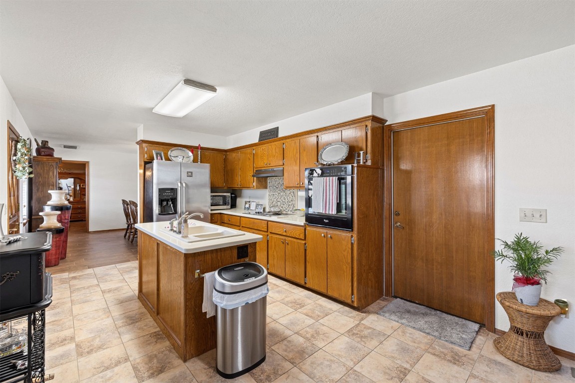 1524 W Oak Street, El Reno, OK 73036 kitchen featuring sink, light tile floors, and stainless steel appliances