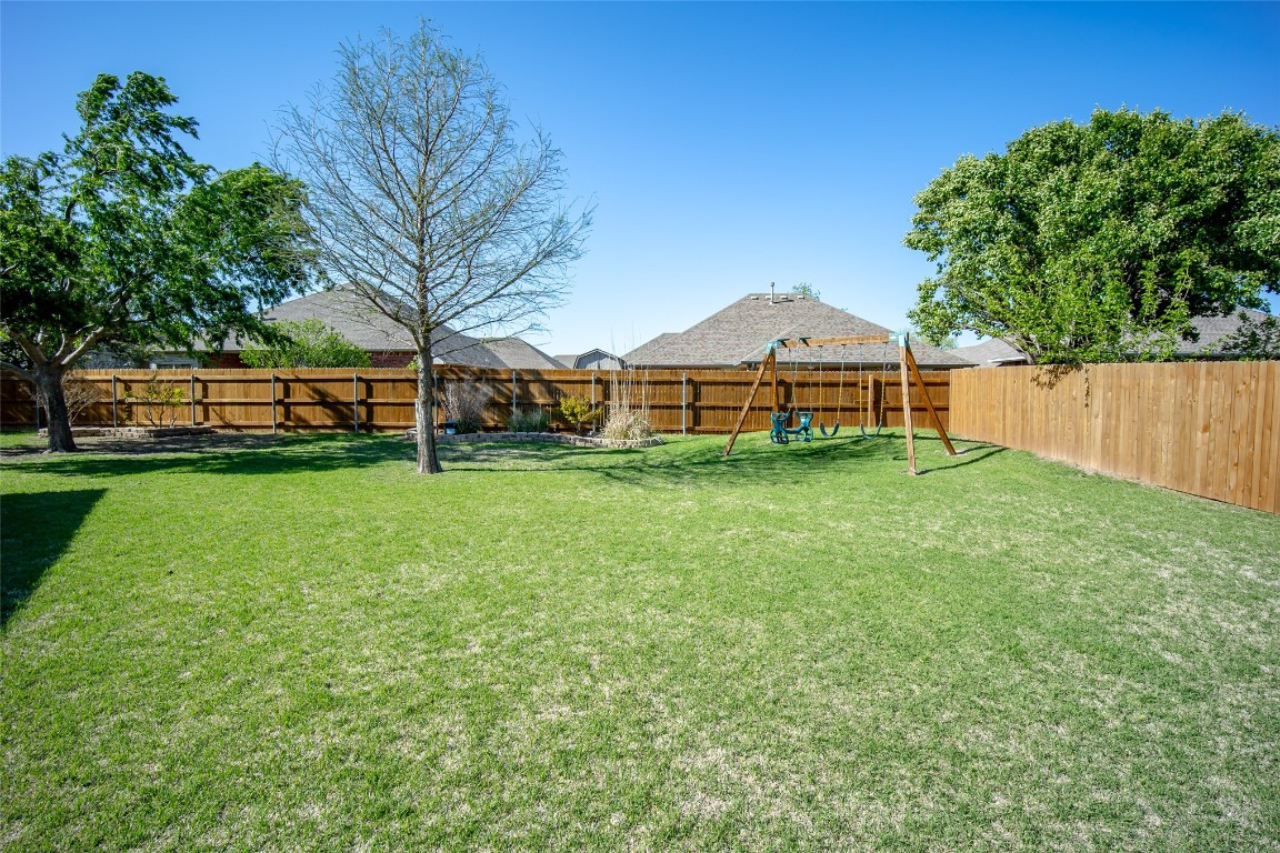 3300 Red Maple Lane, Moore, OK 73170 view of yard