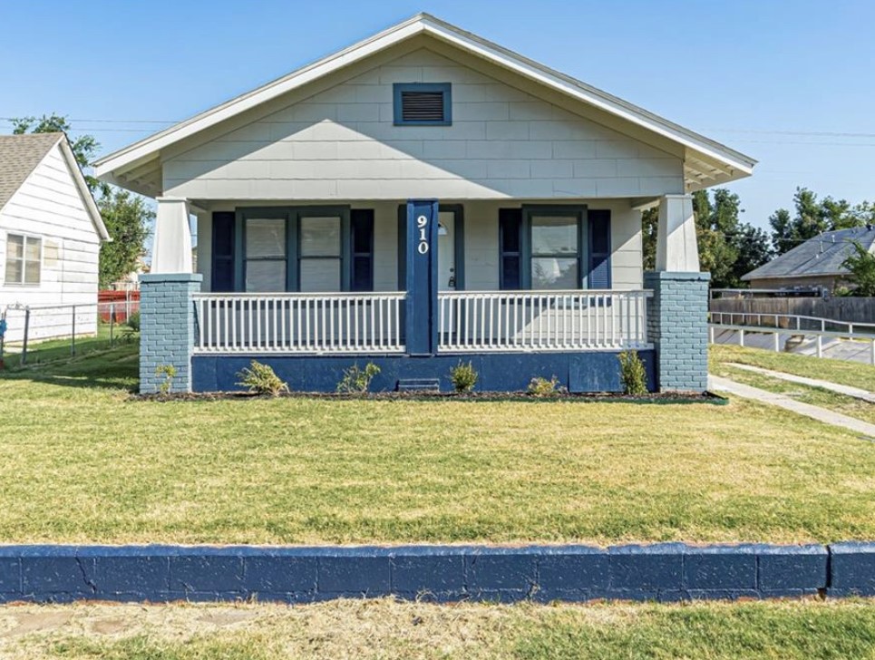 910 W Wade Street, El Reno, OK 73036 bungalow featuring a front yard and covered porch