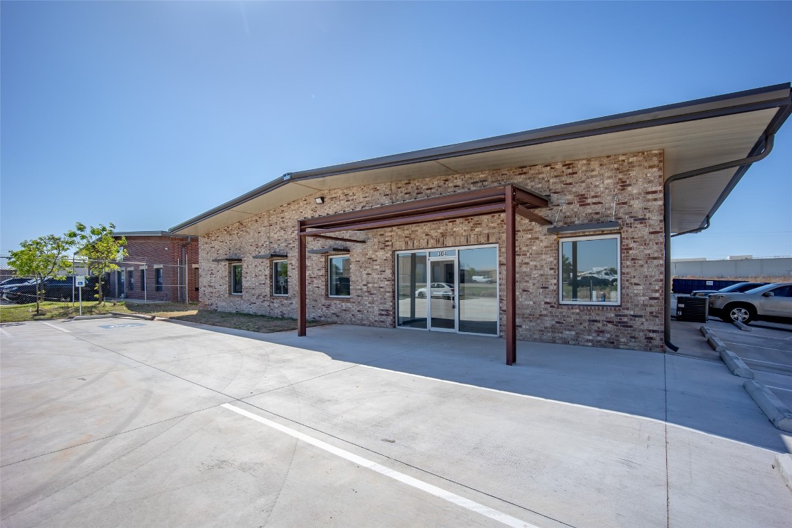 This industrial/flex building is located on 145th St in Edmond, off of Lincoln Ave. The property offers an office space, featuring 9ft drop ceilings, 2 private offices, 2 restrooms, a break room/kitchenette, and a reception/waiting area. The warehouse space features 4, 12x14 overhead doors, LED lighting, and a clear height of 20'. 12 parking spots in the front of the building and 16 shared side parking spots.
