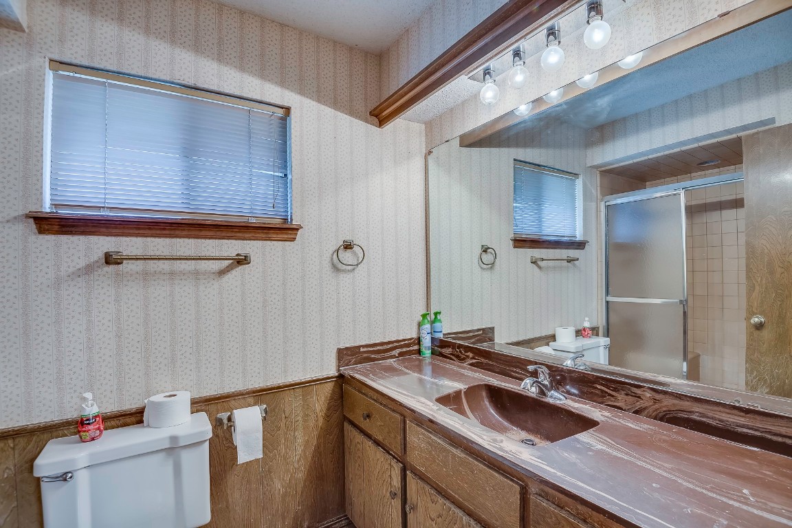 6628 Evergreen Canyon Road, Oklahoma City, OK 73162 bathroom featuring toilet and large vanity