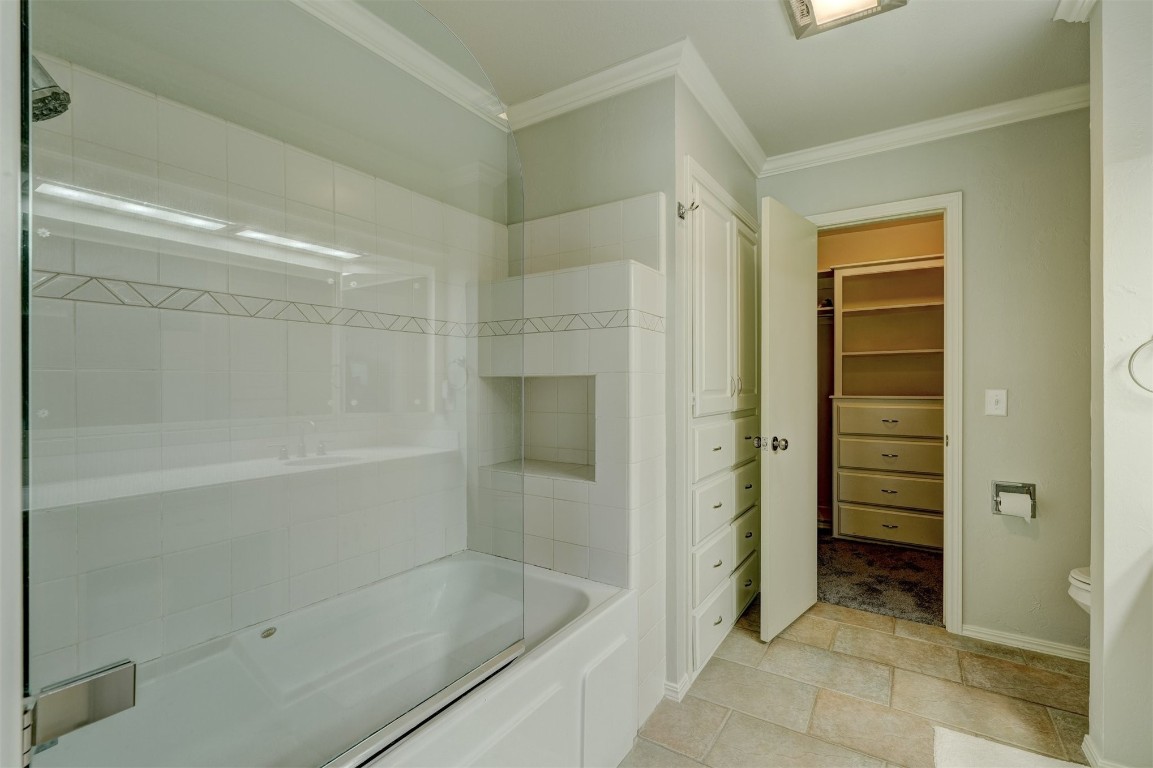 3925 Tamarisk Drive, Oklahoma City, OK 73120 bathroom featuring crown molding, toilet, tile floors, and bathtub / shower combination
