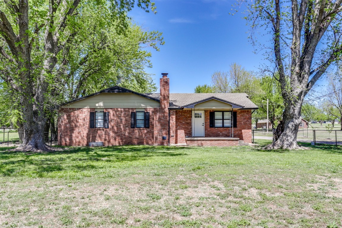 1841 E Fox Lane, Newcastle, OK 73065 ranch-style house featuring a front yard