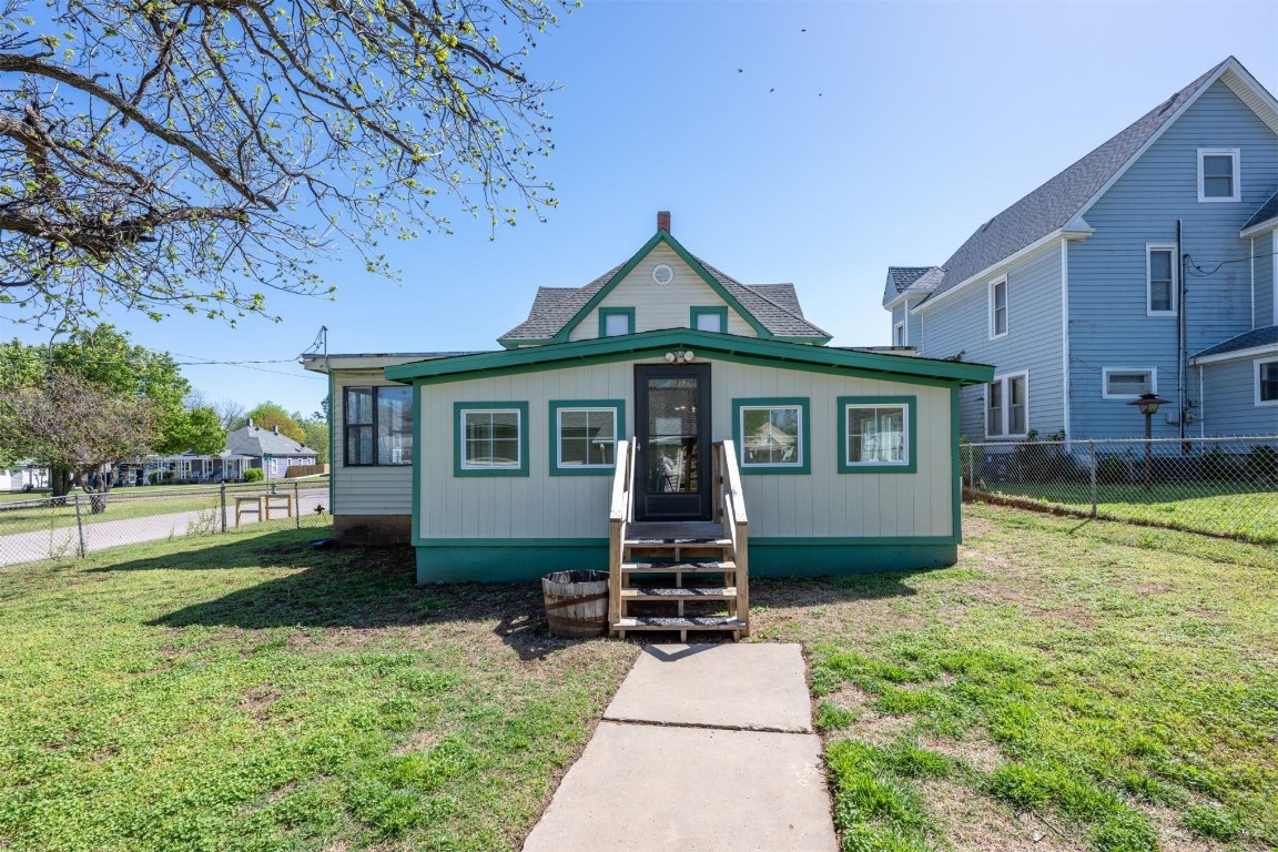 1902 W Noble Avenue, Guthrie, OK 73044 bungalow-style house featuring a front lawn
