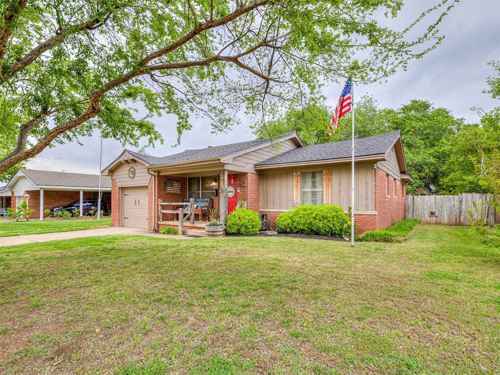 639 Ridgecrest Road, Edmond, OK 73013 single story home featuring a front yard and a garage