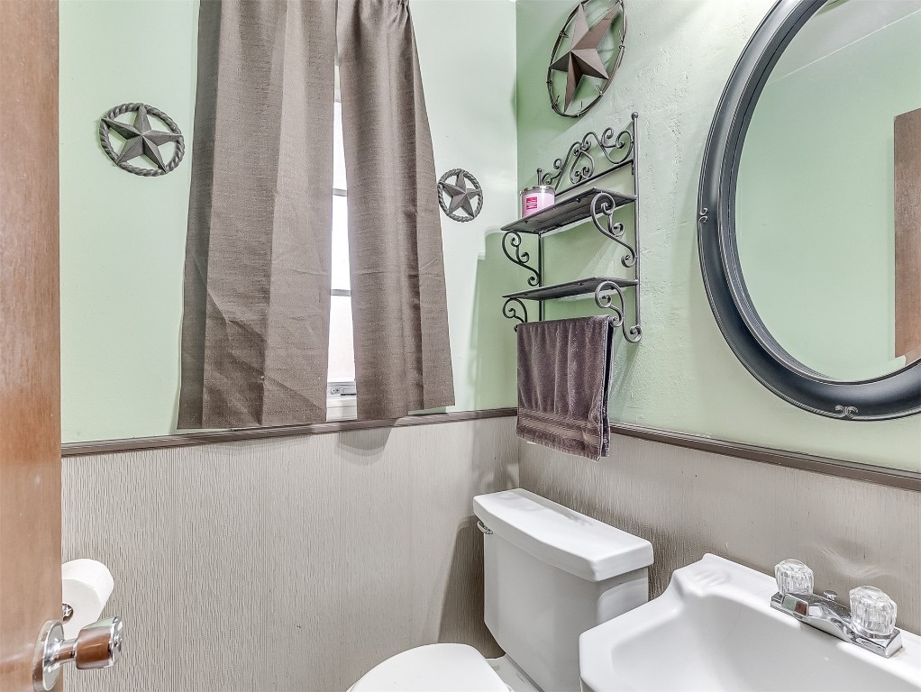 639 Ridgecrest Road, Edmond, OK 73013 bathroom featuring sink and toilet