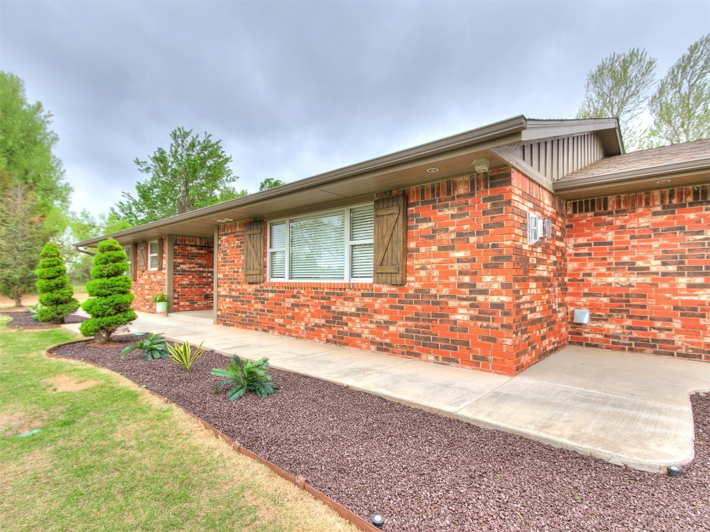 609 S Chloe Lane, Mustang, OK 73064 exterior space featuring a patio