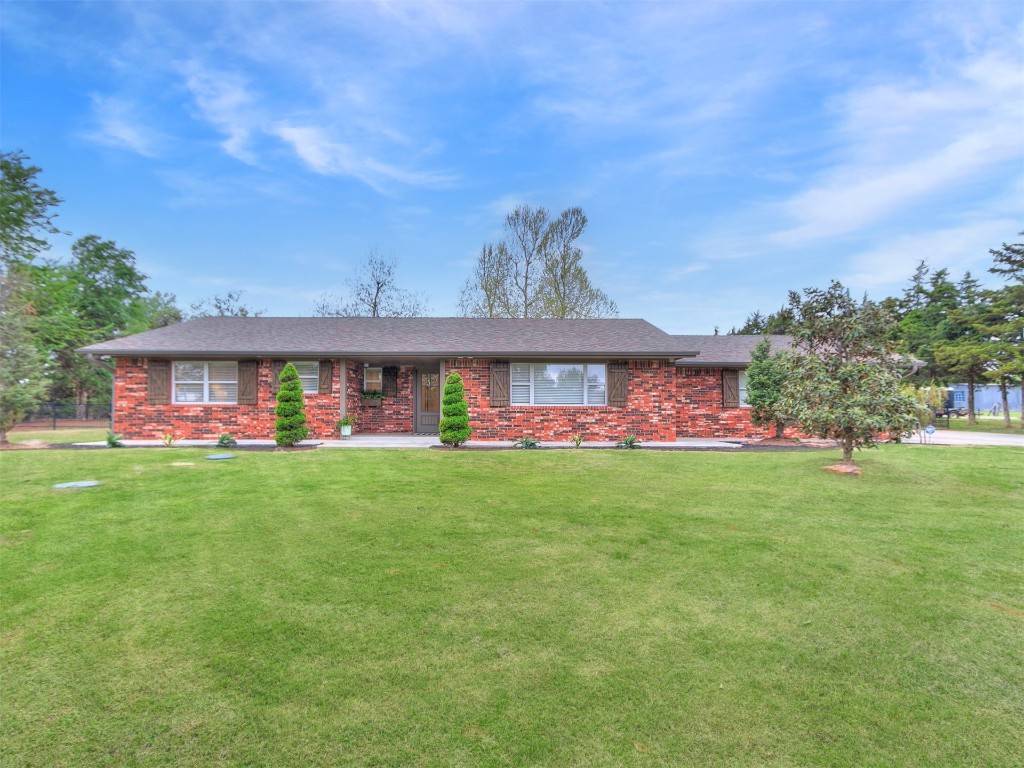 609 S Chloe Lane, Mustang, OK 73064 ranch-style home with a front lawn