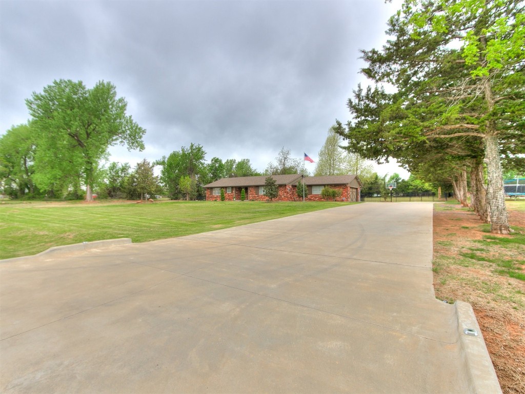 609 S Chloe Lane, Mustang, OK 73064 view of front of home featuring a front yard
