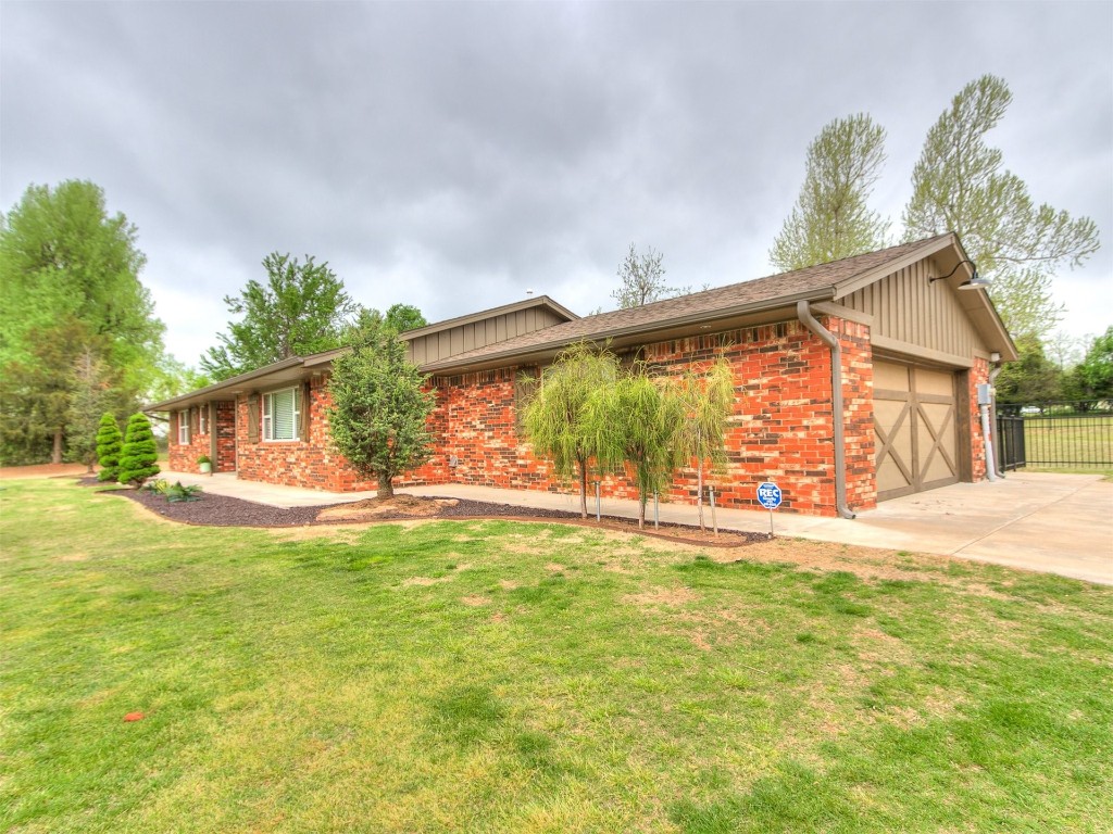 609 S Chloe Lane, Mustang, OK 73064 ranch-style home with a front yard