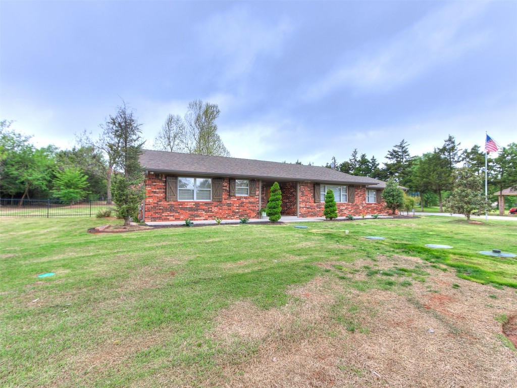 609 S Chloe Lane, Mustang, OK 73064 single story home featuring a front lawn