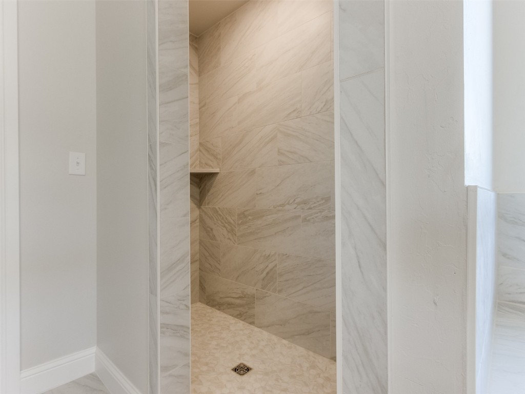 9009 NE 139th Street, Jones, OK 73049 bathroom with a tile shower