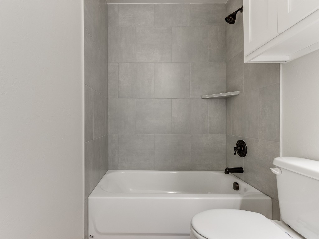 9009 NE 139th Street, Jones, OK 73049 bathroom with tiled shower / bath and toilet