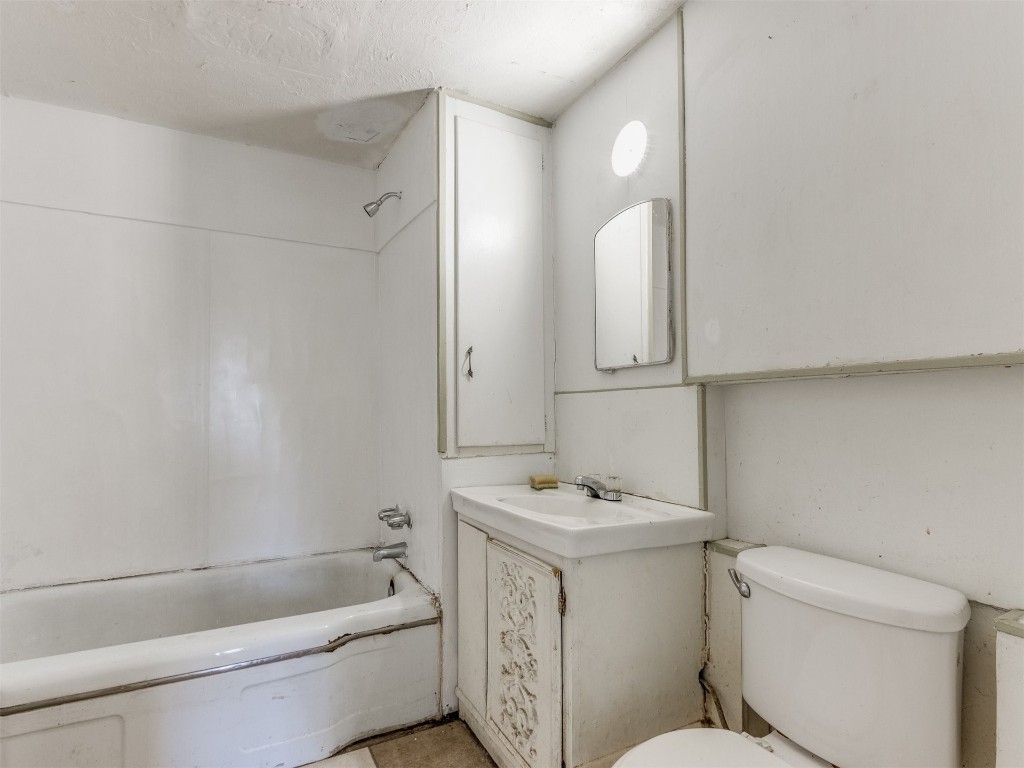 4900 S Blackwelder Avenue, Oklahoma City, OK 73119 full bathroom featuring bathtub / shower combination, vanity, and toilet