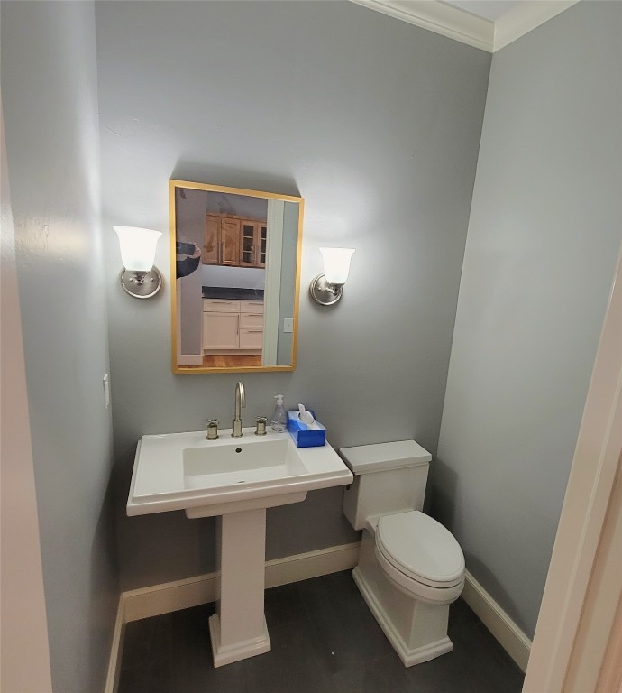 3105 Hickory Sign Post Road, #34B, Oklahoma City, OK 73116 bathroom featuring crown molding and toilet