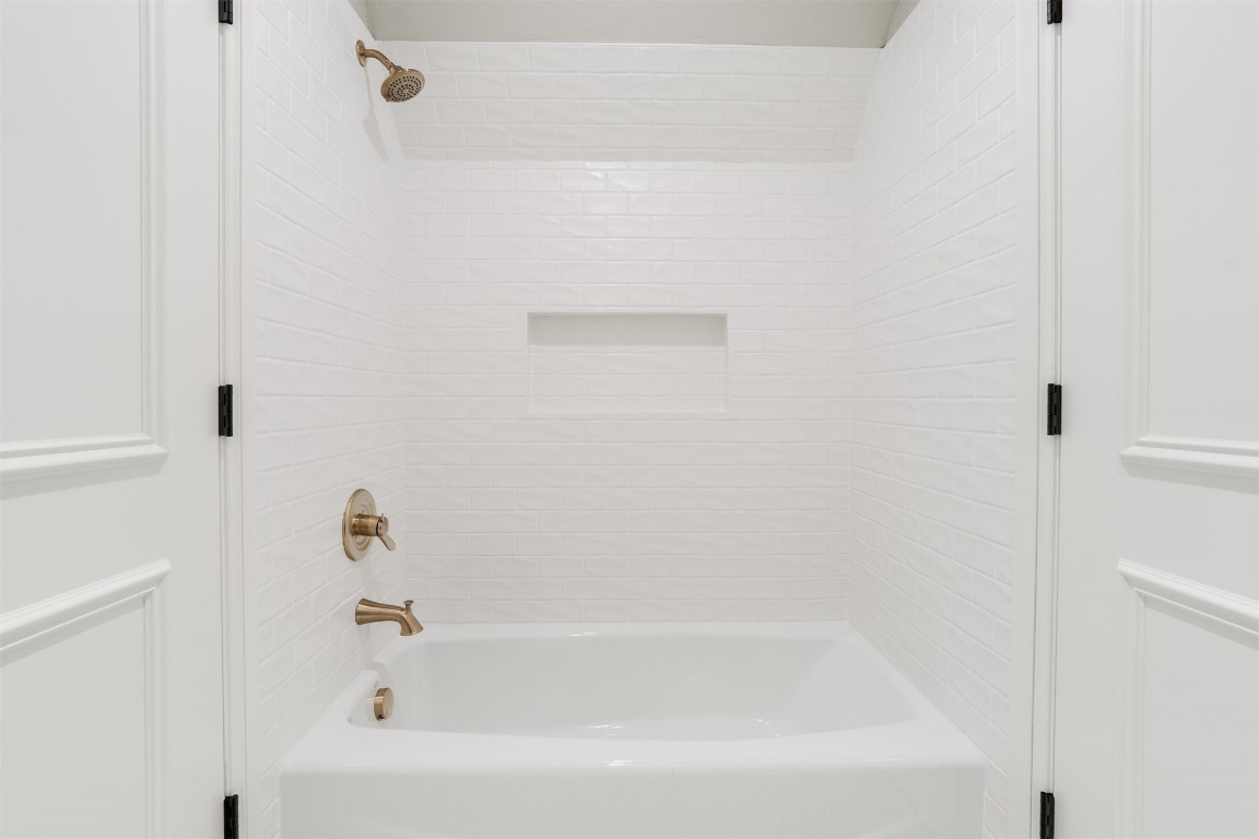 3624 Hunters Creek Road, Edmond, OK 73003 bathroom with tiled shower / bath