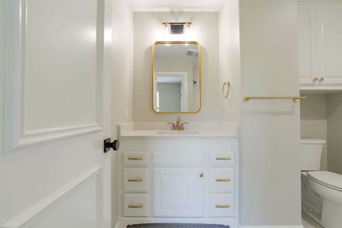3624 Hunters Creek Road, Edmond, OK 73003 bathroom featuring vanity with extensive cabinet space, toilet, and tile flooring