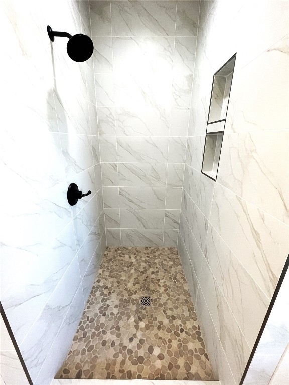 1392 S Gabes Court, Mustang, OK 73064 bathroom featuring tiled shower